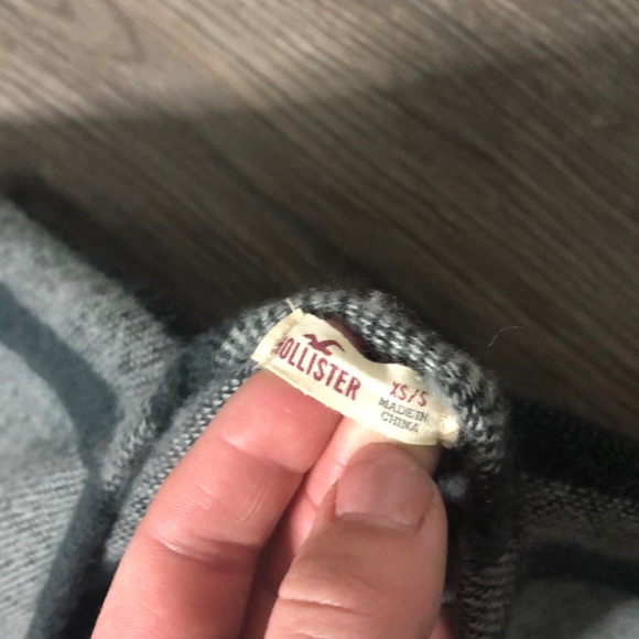 Hollister Shawl - Picture 2 of 2